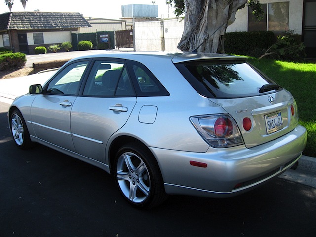 2005_Lexus_IS300_Wagon_b